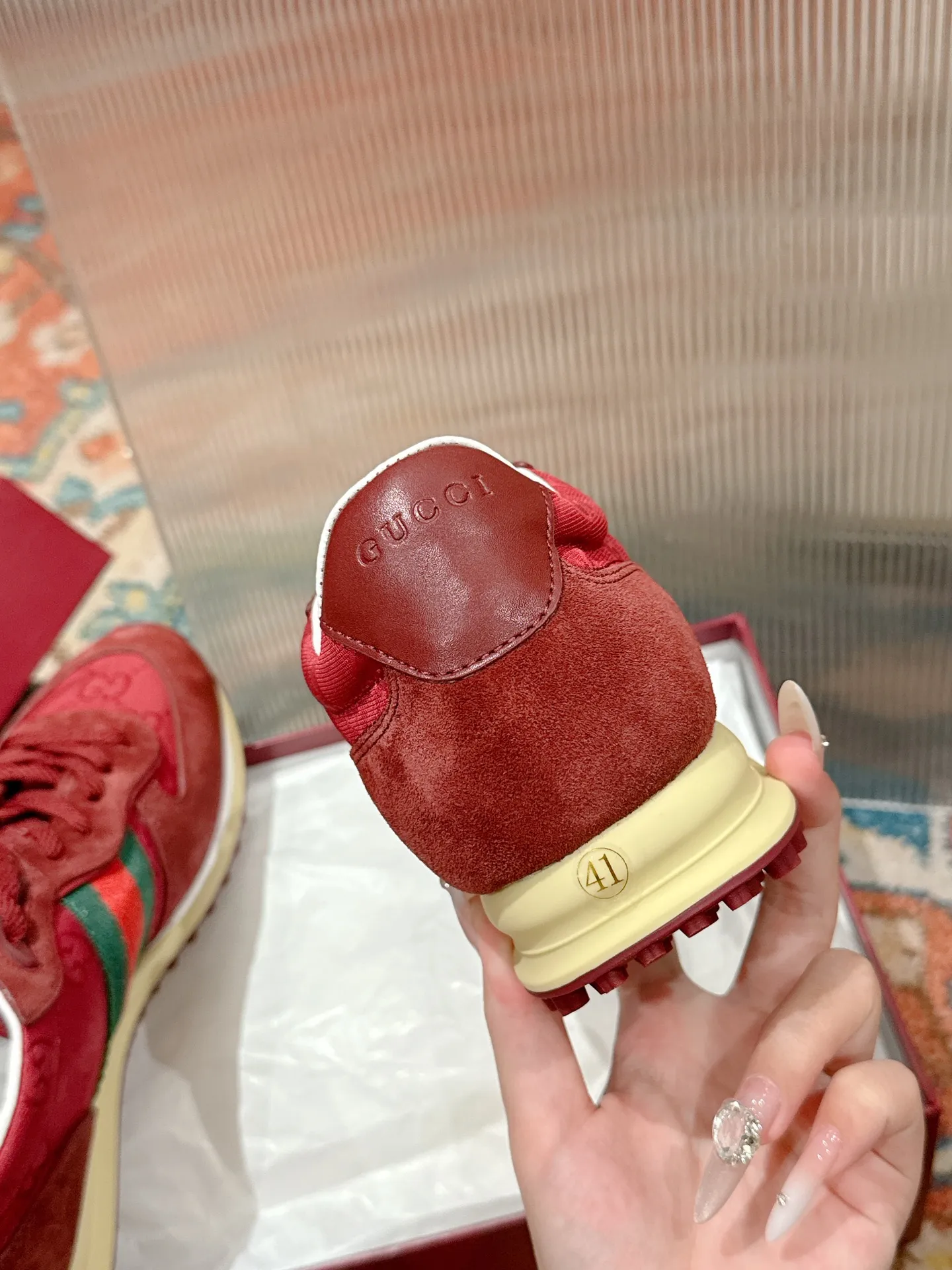 p700🐮🐮 GUCCI 2025 latest spring and summer catwalk style sports shoes Forrest Gump shoes 25 super popular show items with high appearance rate and many celebrities and Internet celebrities. The classic shoe design uses innovative stitching technology to create a water-like flowing texture. Super comfortable on the feet. Leather splicing and breathable logo fabric with classic green and red webbing embellishment. All show the brand tone (buttons are removable) original molded combination outsole ▪️Size: Male 39-44 (Male 45, customized, non-returnable)